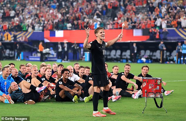 Martin Odegaard lidera a sus compañeros noruegos en una impresionante celebración en Viking Row después de la clasificación para la Copa del Mundo, mientras Erling Haaland y compañía se mantienen firmes en sus raíces después de causar revuelo con una controvertida foto del equipo.