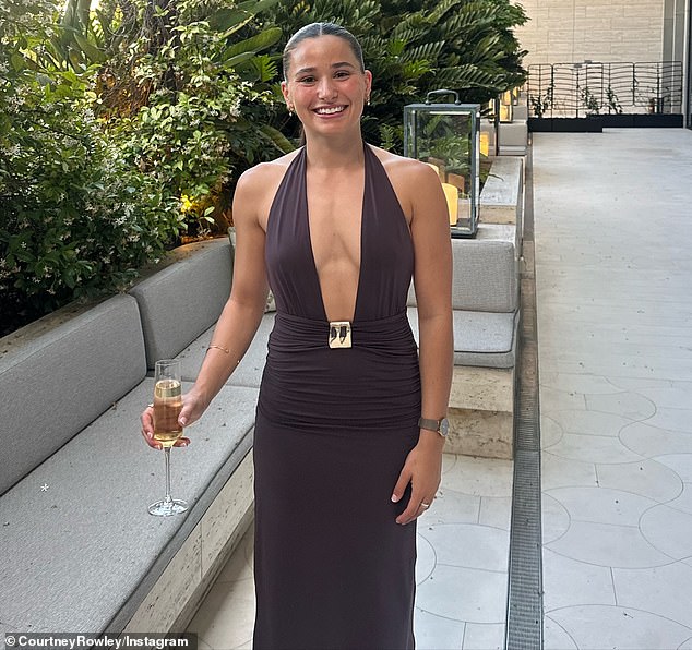 La futbolista femenina Courtney Rowley está iniciando un apasionante romance con una estrella de la AFL del mismo equipo