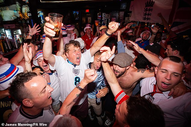 ¡Los fanáticos de Inglaterra expulsan al ejército de tartán de Boston! 14.000 aficionados festejan en pubs que adoran Escocia, pero esta noche se enfrentan a una pesadilla de viaje y a un cierre anticipado para el partido contra Ghana.