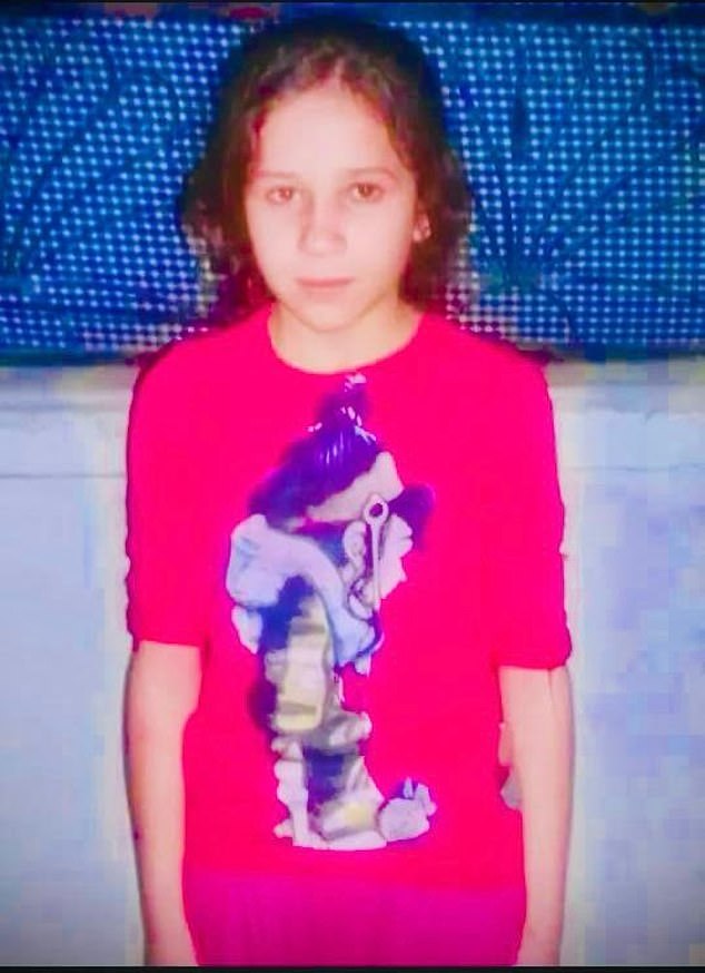 Una niña yazidí de nueve años es secuestrada por ISIS, vendida por un yihadista a otro como esclava sexual, y describe la existencia infernal de años de violaciones y torturas.