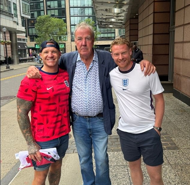 Jeremy Clarkson está regalando dos entradas para la Copa del Mundo a los afortunados aficionados de Inglaterra antes de su partido contra Ghana en Boston.