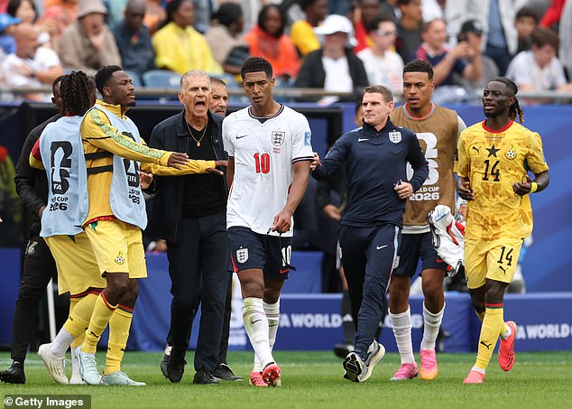 Jude Bellingham tuvo una discusión en el medio tiempo con el técnico de Ghana, Carlos Queiroz, mientras un lector de labios revela un intercambio abusivo entre el ex asistente del Man United y Thomas Tuchel.