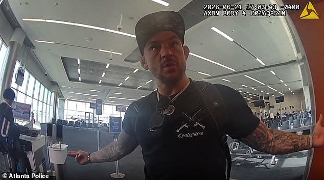 La leyenda de UFC Dustin Poirier sufre un colapso indescriptible e intenta pelear con el personal del aeropuerto en un video de arresto