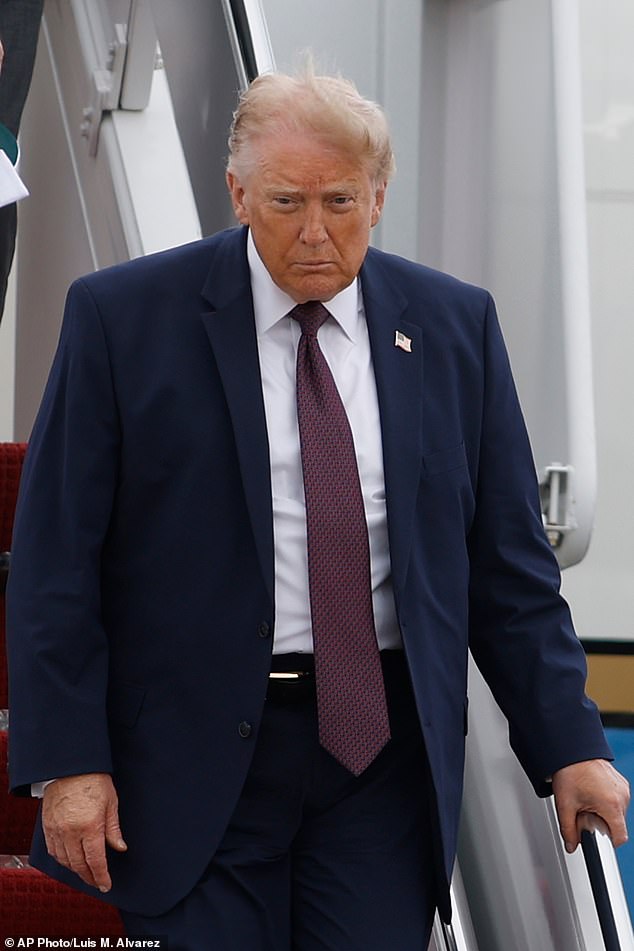 Trump ordena investigar a las compañías petroleras, “no bajar sus precios” y “estafar” a los consumidores en el surtidor