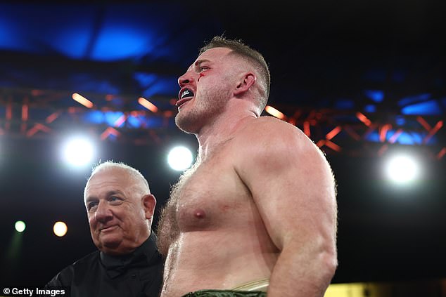 George Burgess fue detenido por Nelson Asofa-Solomona mientras los luchadores rinden un conmovedor homenaje a Jai Arrow en la cartelera de pelea entre Liam Paro y Lewis Crocker.