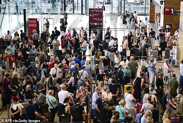 Los británicos que viajan a aeropuertos europeos podrían enfrentarse a colas de cinco horas debido a los nuevos controles fronterizos, que, según advierten los jefes de aviación, “paralizarán por completo” las terminales.
