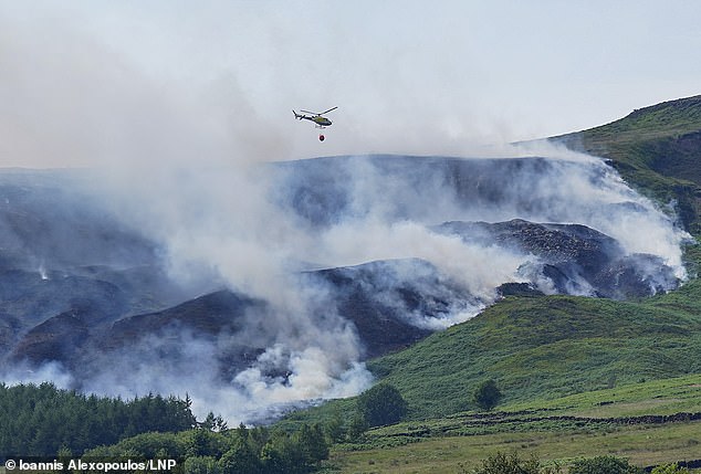 Los incendios forestales en Peak District y la advertencia meteorológica roja se extienden mientras Gran Bretaña vuelve a registrar el día más caluroso de junio