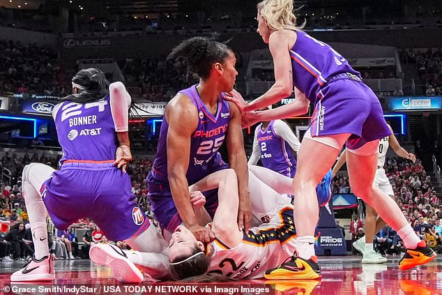 El entrenador de la estrella de la WNBA que golpeó a Caitlin Clark en la garganta cita a Michelle Obama en una extraña defensa de su jugadora