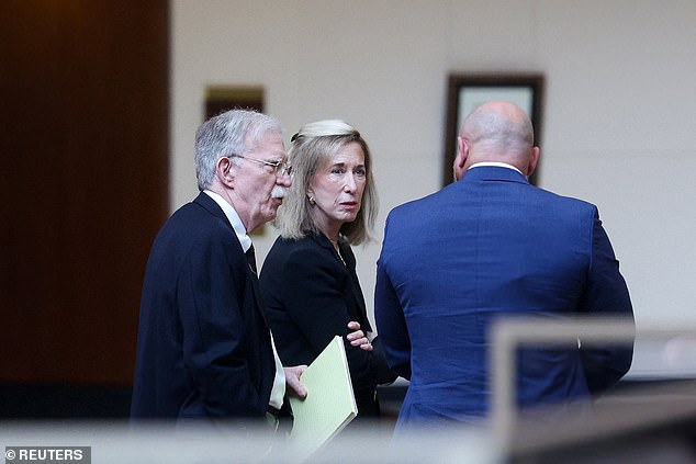 John Bolton, con cara de piedra, llega a la corte para declararse culpable de robar secretos del gobierno después de una impresionante retirada.