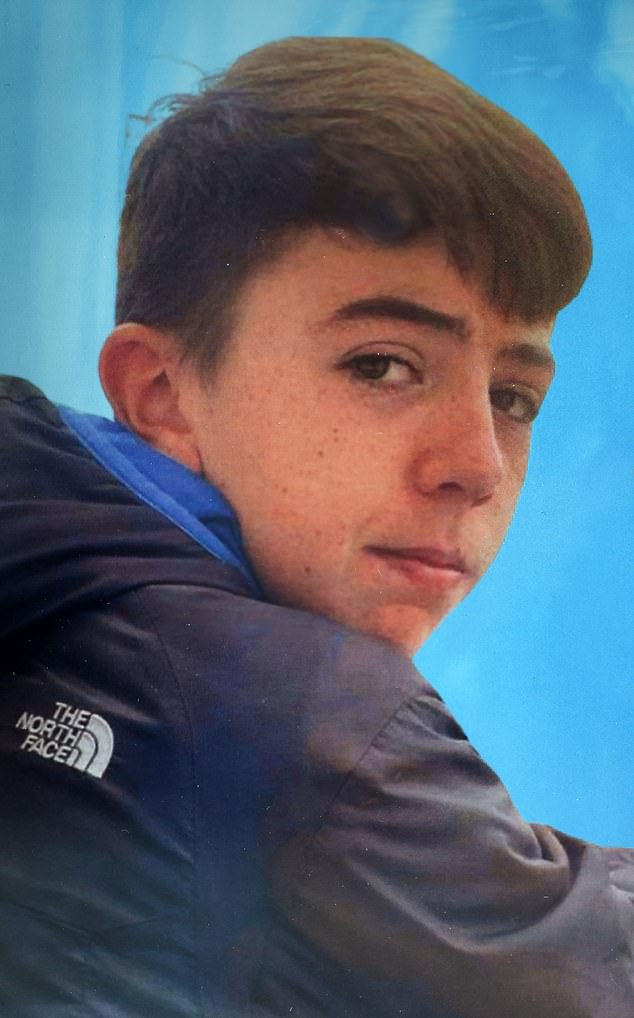 Mi hermano de 15 años murió de un ataque de asma a pesar de haber rogado ayuda a las autoridades durante cuatro años. Siguen poniendo excusas tras excusas. Debía acudir a un especialista tres días después de su muerte.