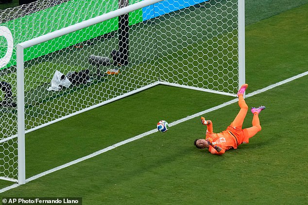 Diez jugadores uruguayos son expulsados del Mundial con un gemido: el portero pide un cambio tras un aullido, el caos estalla tras una tarjeta roja y los pececillos de Cabo Verde se aseguran un histórico puesto en la eliminatoria