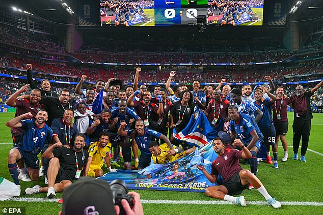 Las estrellas de Cabo Verde celebran frenéticamente después de sellar un lugar histórico en la Copa del Mundo, mientras el heroico portero Vozinha se prepara para otro partido contra Messi.