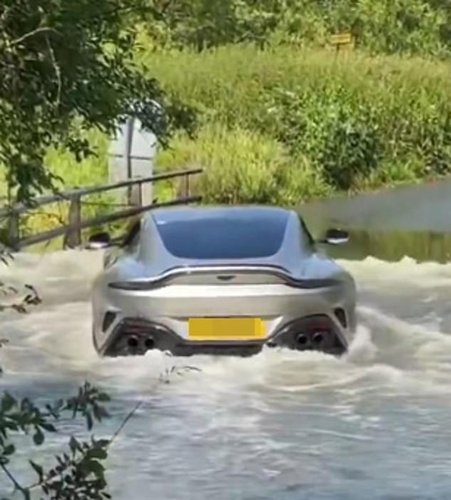 Nombra el estanque… ¡James Pond! El orgulloso propietario de un nuevo Aston Martin Vantage valorado en £165.000 obtuvo más de lo que esperaba cuando intentó conducirlo río abajo.