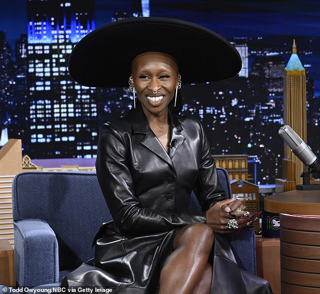 Cynthia Erivo dice que a las actrices blancas en el escenario de la Real Academia de Arte Dramático se les pidió que cantaran mientras hacían sincronización de labios