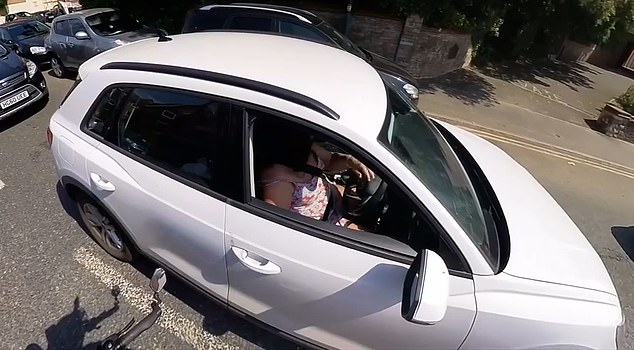 ‘¡Disfruta de tus seis puntos!’ Momento que el automovilista odia, se revela que el ‘pseudo policía’ ciclista vigilante al volante revisa Instagram