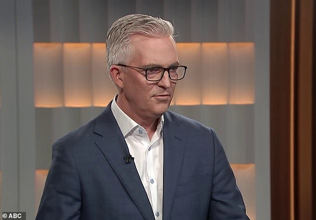 Jim Chalmers lucha por responder la pregunta del ‘impuesto a las viudas’ mientras el presentador de ABC presiona repetidamente: ‘¿Cómo?’