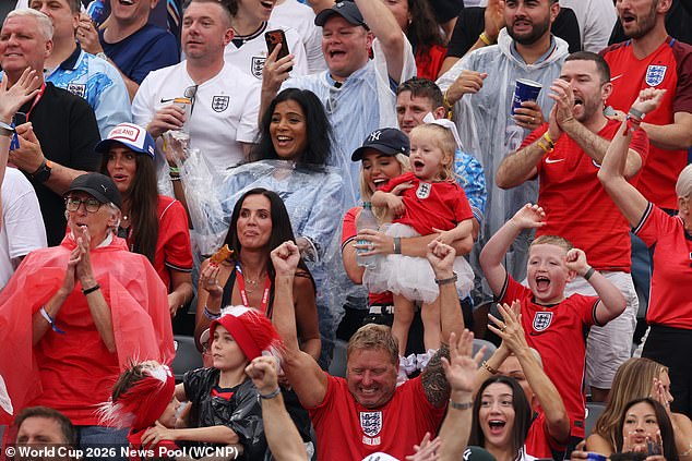 Las WAG de Inglaterra celebran con los jugadores en las gradas después de que los Tres Leones vencieran a Panamá en Nueva York para encabezar su grupo de la Copa del Mundo.