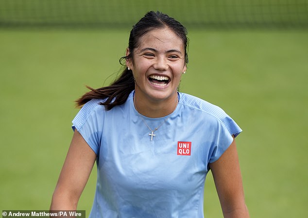 Emma Raducanu confirma que piensa jugar en Wimbledon pese a problemas de salud