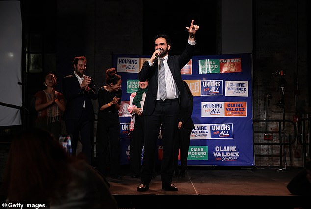 Un sonriente Mamdani apuntó a un cambio constitucional que le permitiría postularse para presidente
