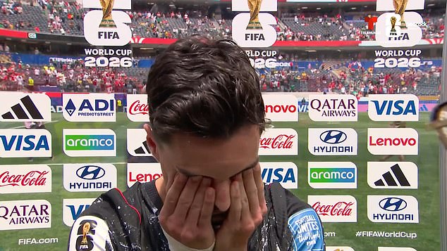 El héroe canadiense Stephen Eustaquio rompe a llorar mientras se sincera emocionalmente con sus padres fallecidos después de anotar el gol de la victoria en la Copa del Mundo tras su muerte.