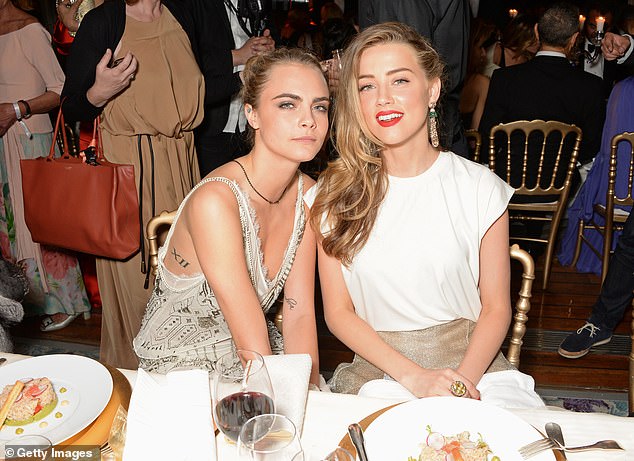 Cara Delevingne finalmente confirmó que tuvo una relación sentimental con Amber Heard durante su divorcio de Johnny Depp y dice que “se volvió loco de celos”.