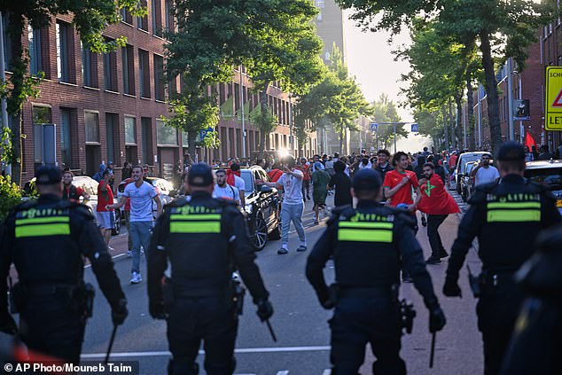 Grandes multitudes de aficionados marroquíes se enfrentaron con la policía holandesa mientras celebraban que su equipo eliminara a Holanda del Mundial.