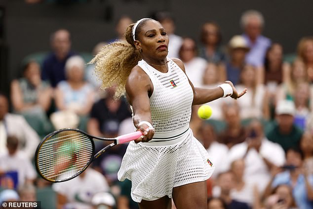 Serena Williams, de 44 años, regresa al tenis con un estilo deslumbrante con su esposo e hijos animándola en Wimbledon, después de usar inyecciones para bajar de peso para impulsar su regreso.