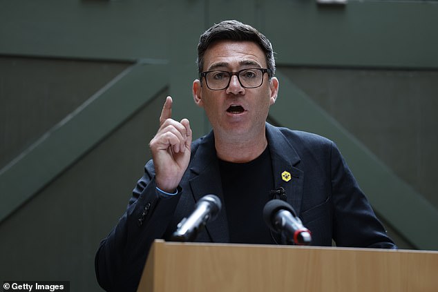 EUAN McCOLM: Este encantador hombre podría haber corrido el mismo destino que la reina de las selfies… y no haberse reunido antes con la nación