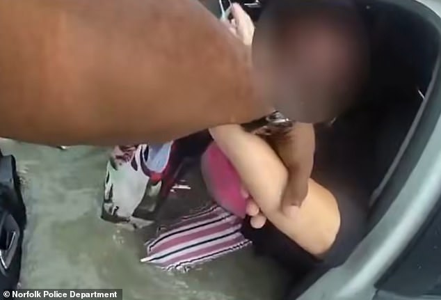Horrendo momento en que una mujer casi muere en un sumidero de 7 pies, un hombre valiente corre al rescate