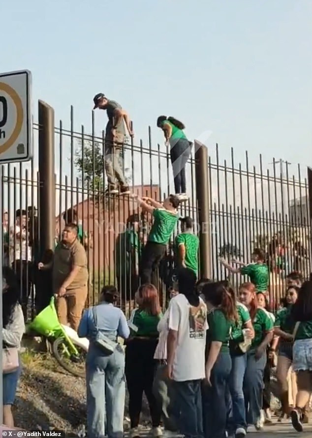 La policía mexicana utilizó gases lacrimógenos y gas pimienta contra los ladrones durante la caótica escena del festival de seguidores del Mundial.