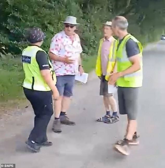 El momento en que un rico empresario conduce su JCB hacia un campeón olímpico que protesta contra un nuevo incinerador de residuos