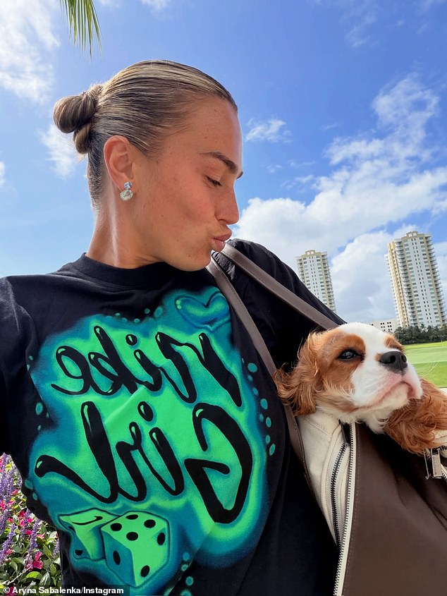 Aryna Sabalenka le ruega a Wimbledon que permita a los jugadores traer perros al lugar, después de que el Abierto de Francia proporcionara un “conserje canino” para cuidar a los animales.