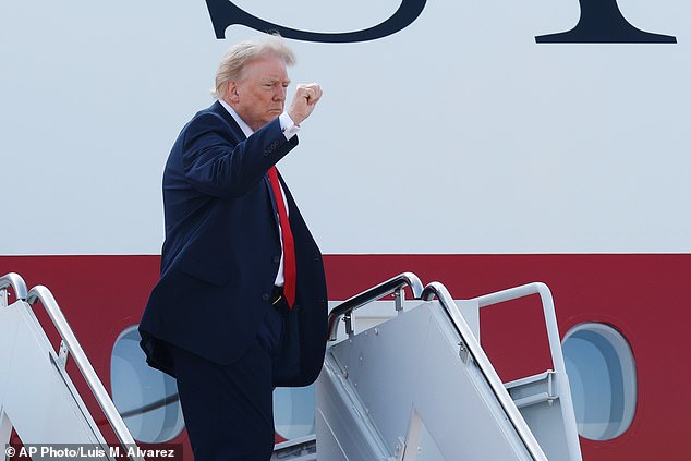 Trump recibió un aplauso de dos palabras después de que sus miles de millones de consideración crecieran en operaciones bursátiles oportunas.