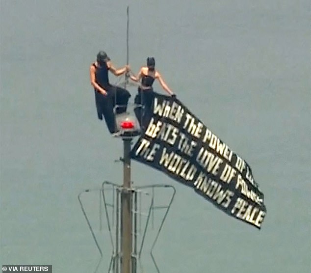 Los temerarios que escalaron el Empire State Building enfrentan múltiples cargos después de izar una pancarta de protesta y una propuesta altísima a una altura de 1,454 pies.