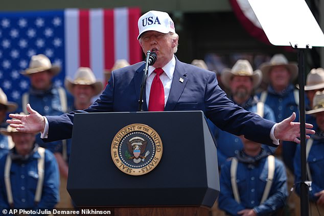 Trump bromeó sobre tener ‘tres’ con sus ‘dos hermosos’ hijos mayores