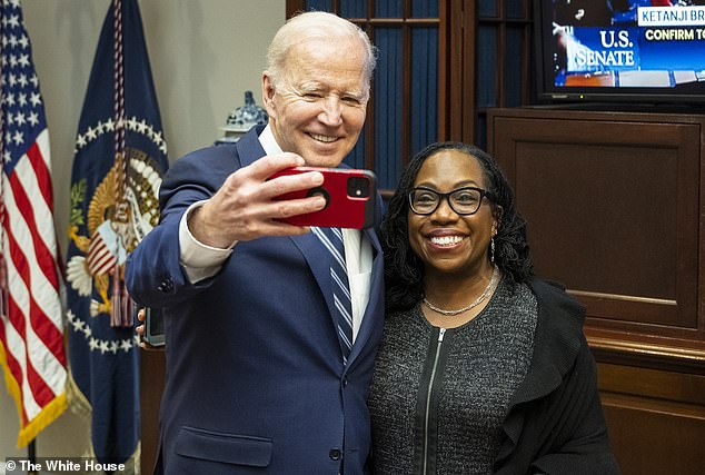 Ketanji Brown Jackson invoca la ‘mancha oscura de la esclavitud’ en una explosiva reprimenda a Clarence Thomas en la Corte Suprema