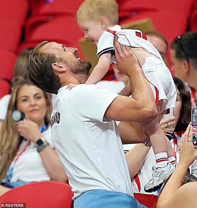 Besos a Kane! El capitán de Inglaterra celebra con su familia mientras los WAG se apresuran a felicitar a los Tres Leones por su regreso contra la República Democrática del Congo.