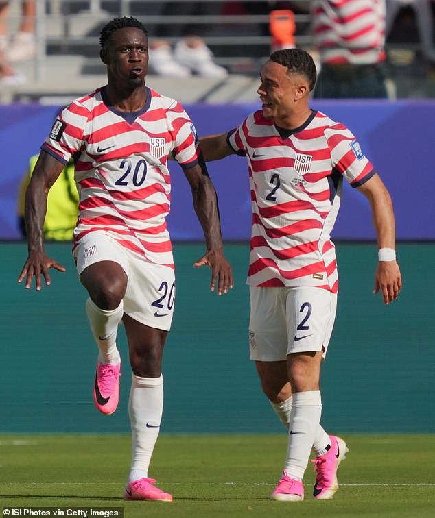 Estados Unidos logra una dramática victoria en la Copa del Mundo sobre Bosnia-Herzegovina a pesar de la controvertida tarjeta roja para Folarin Balogun