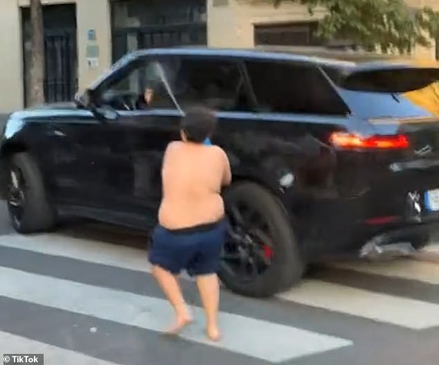El niño de 14 años se ha convertido en una estrella de las redes sociales aterrorizando a París -desde empujar a mujeres a los canales hasta rociar a la policía con pistolas de agua- y es visto como “un síntoma de una nación fallida”.