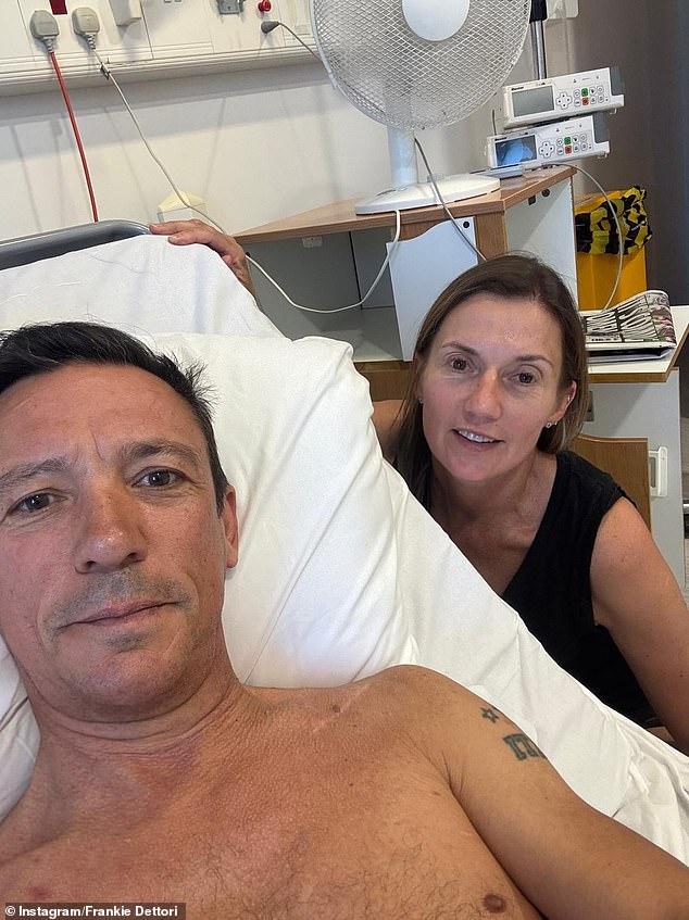 La esposa de Frankie Dettori, Catherine, visita su cama de hospital mientras él emite una declaración sobre el accidente automovilístico que lo puso patas arriba.