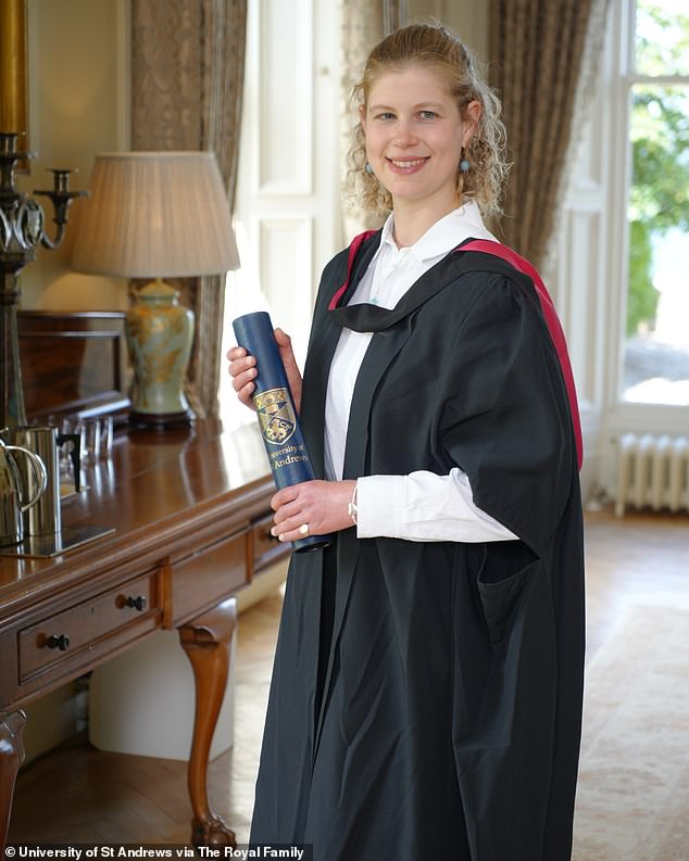 ¡Felicitaciones, Lady Louise Windsor! Sophie y el Príncipe Eduardo posan orgullosos con su hija de 22 años en nuevos retratos oficiales después de graduarse de St Andrews frente al rumoreado novio Felix Robert da Silva-Klamp.