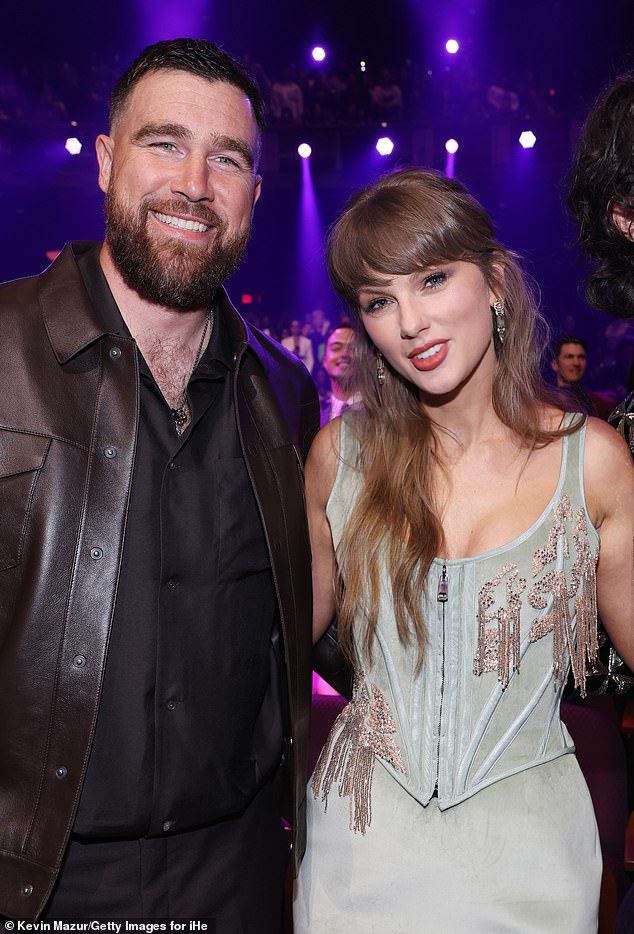 Los recién casados Taylor Swift y Travis Kelce llegan apenas una semana después de su boda de 50 millones de dólares en Nueva York para asistir a la boda de sus compañeros de los Chiefs.