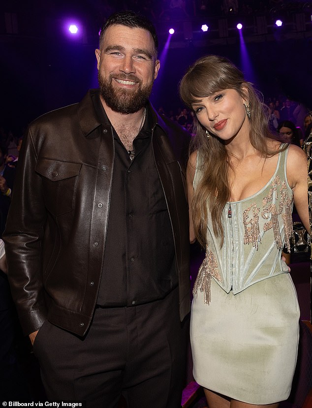 La escena de la boda de Taylor y Travis se convierte en un gran desastre cuando el novio promociona su podcast, las ‘damas de honor’ venden sus propias marcas y la novia se asegura de que esté frente a la cámara.