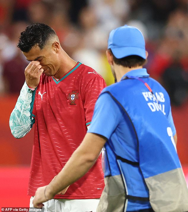 Cristiano Ronaldo rompe a llorar mientras viste la camiseta de Diogo Jota después de que Portugal “ganara para él” el Mundial, un año después de que la estrella del Liverpool muriera en un accidente automovilístico.