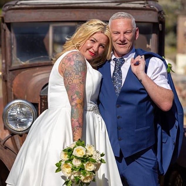 Bígamo se casa con su nueva esposa en una boda con temática del Lejano Oeste en Las Vegas a pesar de estar legalmente casado con una mujer de Hull