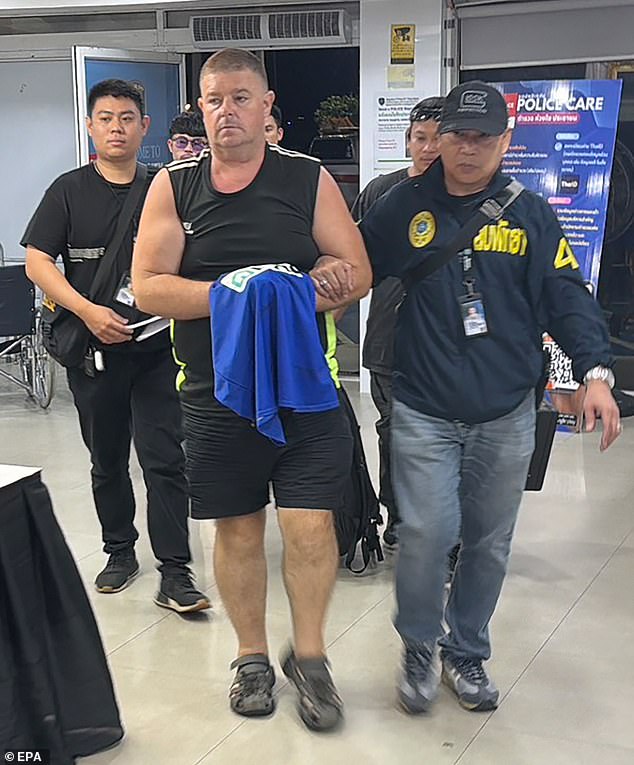 Lo que Simon Carman hizo durante 17 horas mientras el cuerpo de un adolescente tailandés yacía en una maleta en su baño… hasta que un golpe en la puerta lo envió corriendo al aeropuerto, y lo que le dijo a la policía cuando lo arrestaron.