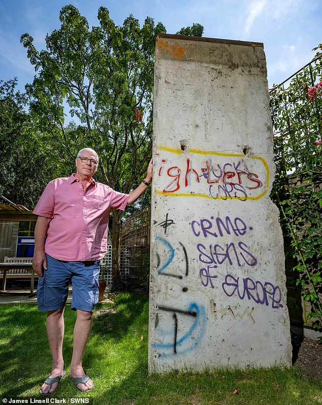 ¡Derribad este muro! Un promotor inmobiliario se enfrenta a una investigación municipal tras erigir una sección del Muro de Berlín en su jardín sin permiso de construcción