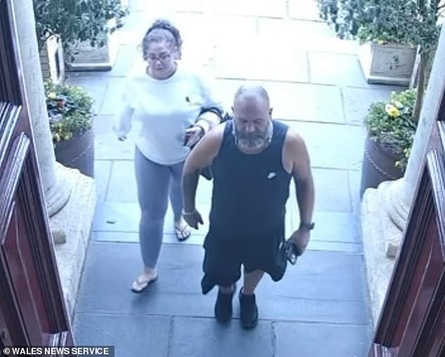 La pareja ‘Dine and Dash’ huye de un restaurante frente al mar sin pagar una factura de £ 115 después de beber ocho Coca-Colas y disfrutar de una comida de marisco.
