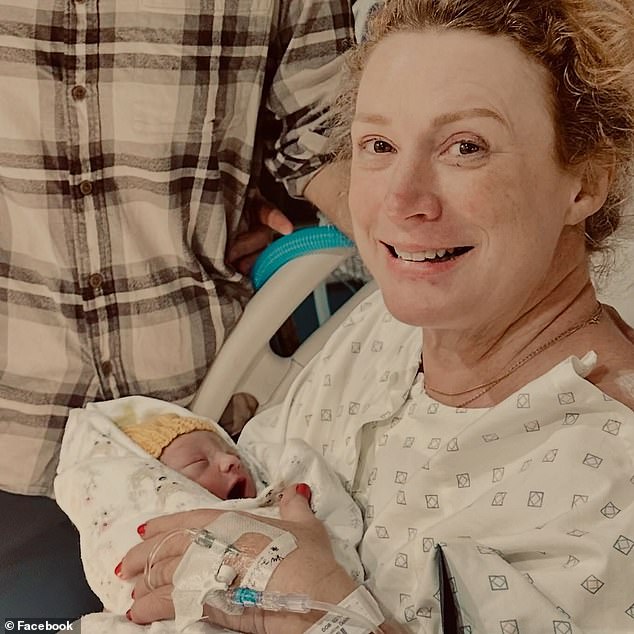 Jacqui, de 48 años, pensaba que era demasiado mayor para ser madre sustituta de sus viejos amigos, pero desafió sus problemas de salud para tener a su hijo: “Buen desafío”