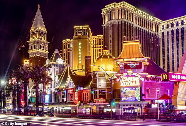 Se han desenterrado años de sofás de casinos icónicos de Las Vegas… los registros excavados revelan años de estancias desagradables.